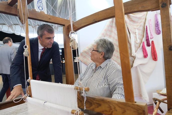 El vicepresidente y consejero de Economía, Industria, Comercio y Autónomos del Ejecutivo regional, Manuel Domínguez, visita un puesto de artesanía