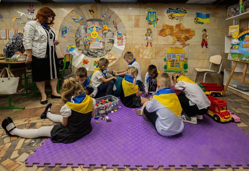 Archivo - Un grupo de niños en un colegio de Odesa.