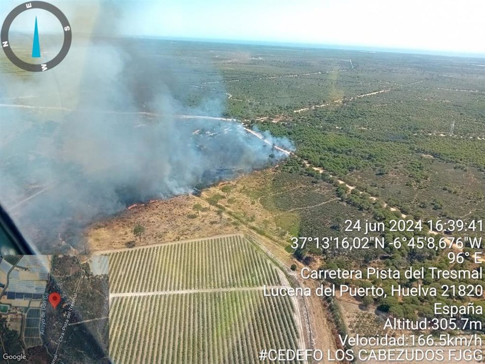 Imagen del incendio declarado este lunes en Lucena del Puerto (Huelva).