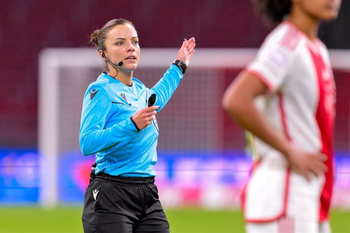 Archivo - La árbitra Marta Huerta De Aza durante un partido de UEFA Women Champions League.
