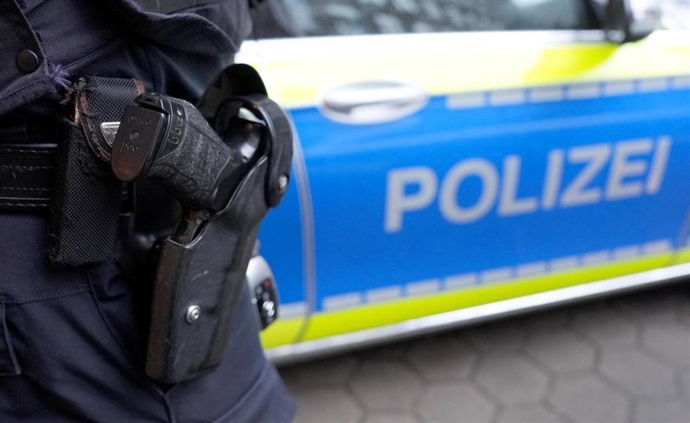 Archivo - Un agente de la policía alemana en Hamburgo. 