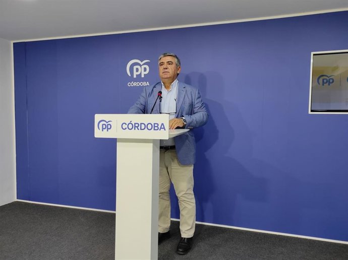 El diputado nacional del PP de Córdoba Bartolomé Madrid, en rueda de prensa en la sede popular.