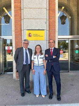 El presidente de la Confederación de Empresarios de Galicia (CEG), Juan Manuel Vieites, la presidenta de la Federación Asturiana de Empresarios (FADE), María Calvo, y el presidente de la Federación Leonesa de Empresarios (FELE), Juan María Vallejo