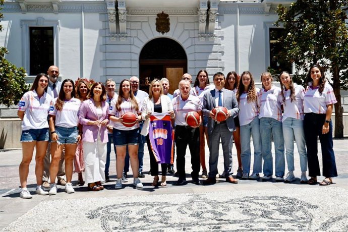 La alcaldesa de Granada, Marifrán Carazo, en el centro en la imagen de la recepción al combinado del G+B 