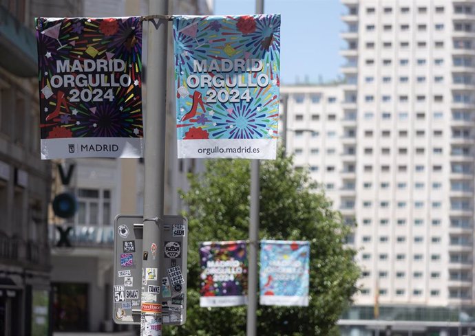 Dos carteles del Orgullo 2024 colgados de una farola, en Gran Vía, a 24 de junio de 2024, en Madrid (España).