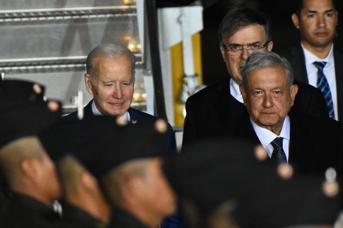 Archivo - 09 January 2023, Mexico, Mexico City: President of Mexico Andres Manuel Lopez Obrador (C) welcomes US President Joe Biden (L) upon his arrival at the Felipe Angeles International Airport to attend the 10th Summit of North America. 