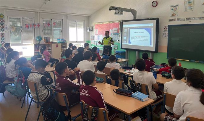 Charla de seguridad vial en un aula.