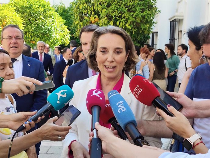 La secretaria general del PP, Cuca Gamarra, en declaraciones a los medios antes de asistir al discurso de María Guardiola en su primer Debate sobre el Estado de la Región como presidenta de Extremadura