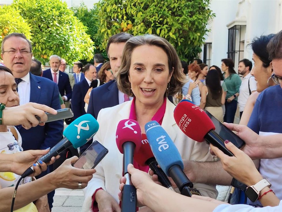 La secretaria general del PP, Cuca Gamarra, en declaraciones a los medios antes de asistir al discurso de María Guardiola en su primer Debate sobre el Estado de la Región como presidenta de Extremadura