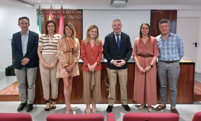 La directora de la Unidad Radiodiagnóstico y Cáncer de Mama del Hospital Reina Sofía, Marina Álvarez, y el presidente del Colegio de Farmacéuticos de Córdoba, Rafael Casaño (centro), junto al resto de profesionales que han impartido el curso.