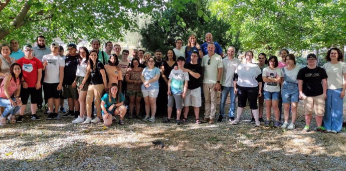 Foto de familia de la visita de la consejera de Bienestar Social y Familias,  Mamen Susín.