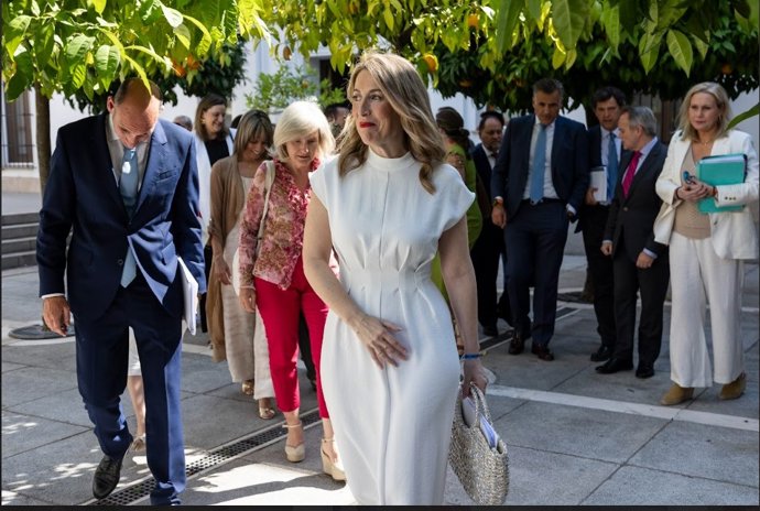 La presidenta de la Junta de Extremadura, María Guardiola, a su llegada al Debate sobre el Estado de la Región