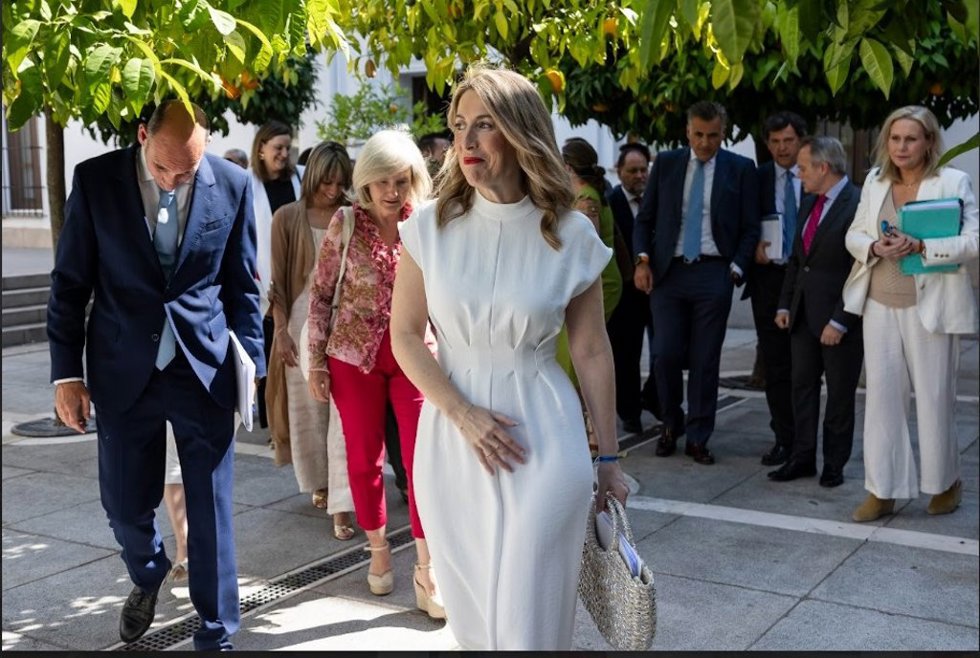 La presidenta de la Junta de Extremadura, María Guardiola, a su llegada al Debate sobre el Estado de la Región