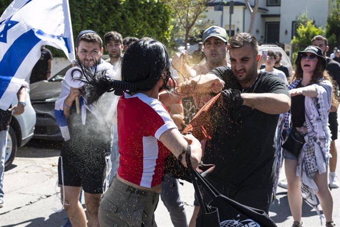 Enfrentamientos entre manifestantes propalestinos y proisraelíes frente a una sinagoga de Los Ángeles