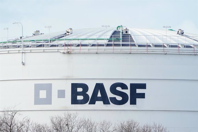 Archivo - FILED - 20 February 2024, Rhineland-Palatinate, Ludwigshafen: The lettering "BASF" is displayed on an industrial plant on the chemical company's premises. Photo: Uwe Anspach/dpa