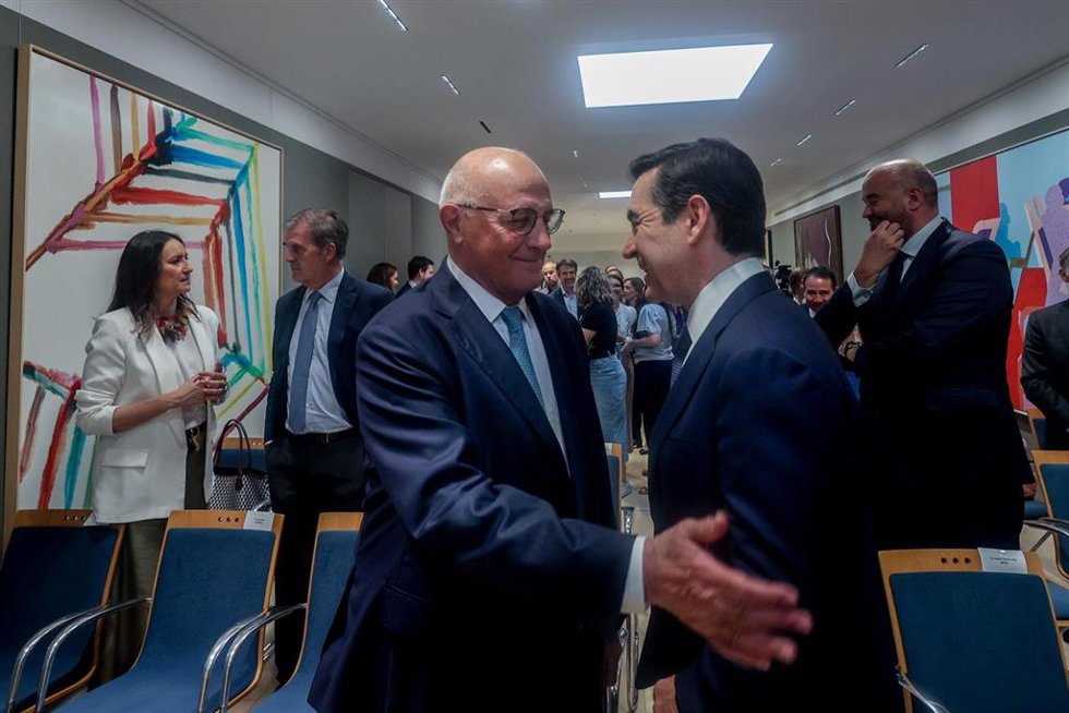 El presidente del Banco Sabadell, Josep Oliu (i), y el presidente del BBVA, Carlos Torres Vila (d), se saludan durante el acto de firma para la puesta en marcha de las líneas de financiación ICO Verde e ICO Empresas y Emprendedores del Plan de Recuperac