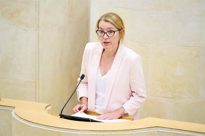 Archivo - La consejera de Cultura, Turismo y Deporte del Gobierno de Cantabria, Eva Guillermina Fernández, en el Parlamento