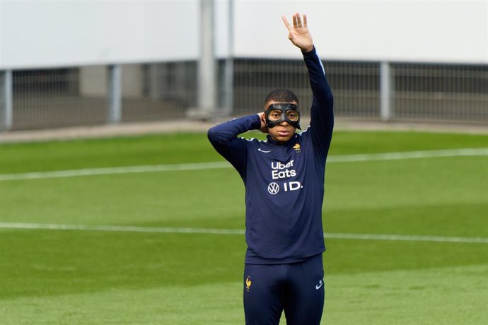 Kylian Mbappé durante un entrenamiento con Francia con la máscara para protegerse de su fractura nasal