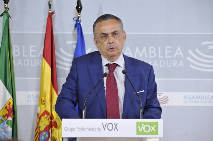 El presidente del Grupo Parlamentario Vox en la Asamblea, Ángel Pelayo Gordillo, en rueda de prensa tras el discurso de María Guardiola en el Debate sobre el Estado de la Región