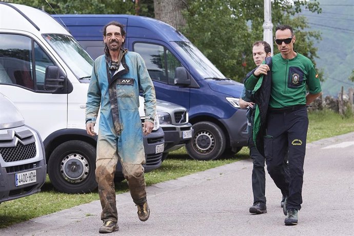 El espeleólogo rescatado (i) llega al Pabellón de La Gándara de Soba