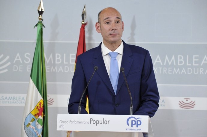 El portavoz del PP en la Asamblea, José Ángel Sánchez Juliá, en rueda de prensa para valorar el discurso de María Guardiola en la apertura del Debate sobre el Estado de la Región 2024