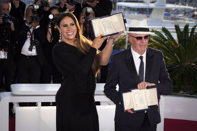 Karla Sofia Gascon y el  director Jacques Audiard en Cannes
