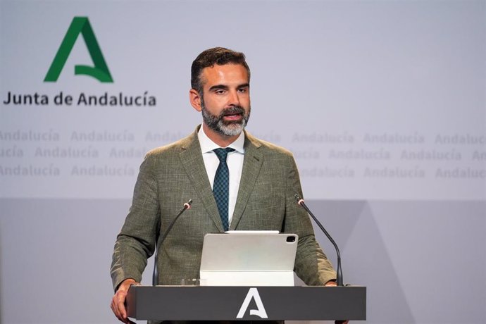 El consejero de Sostenibilidad, Medio Ambiente y Economía Azul y portavoz del gobierno andaluz, Ramón Fernández-Pacheco interviene durante la rueda de prensa posterior a la reunión del Consejo de Gobierno de la Junta de Andalucía.