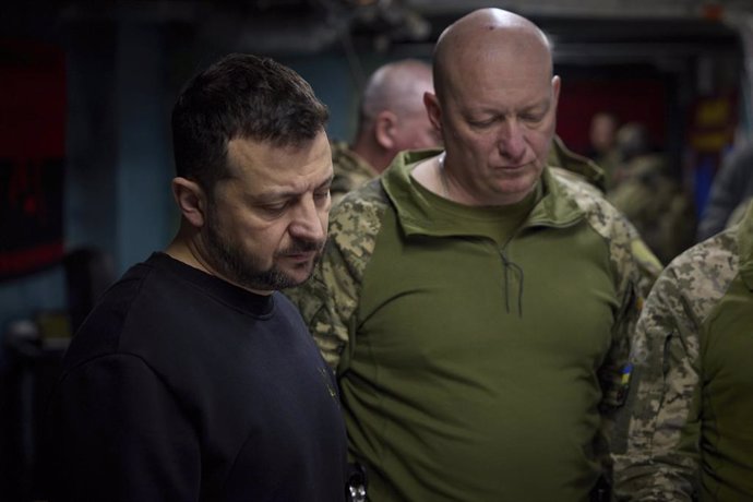 Archivo - April 19, 2024, Chasiv Yar, Donetsk Oblast, Ukraine: Ukrainian President Volodymyr Zelenskyy, left, is briefed on the operations of the 41st Separate Mechanized Brigade General Yuriy Sodol, right, on the frontlines in the Donbas region, April 19