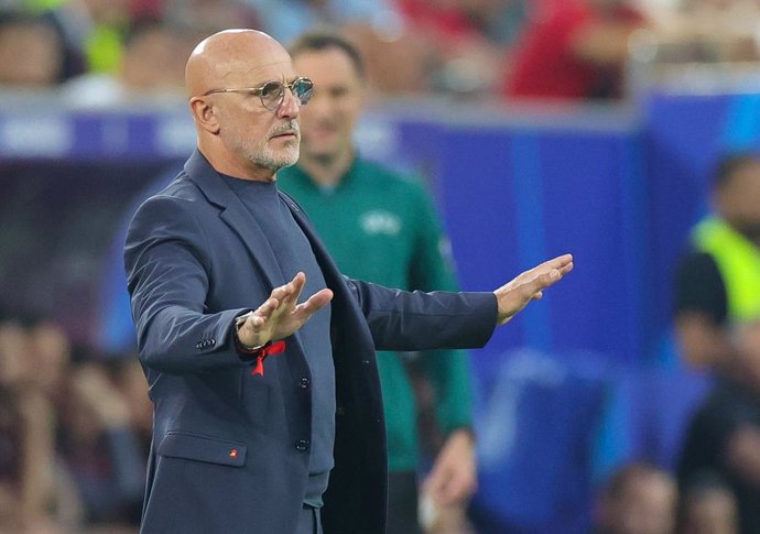 24 June 2024, North Rhine-Westphalia, Duesseldorf: Spain coach Luis de la Fuente gestures on the sidelines during the UEFA Euro 2024 group B soccer match between Albania and Spain at Duesseldorf Arena. Photo: Rolf Vennenbernd/dpa