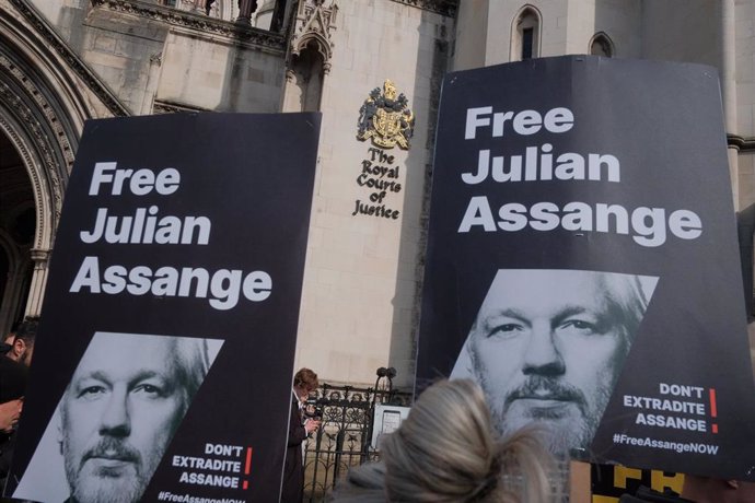 Archivo - Cartel en favor de la liberación del fundador de Wikileaks, Julian Assange