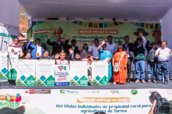 Ministro de Desarrollo Agrario y Riego, Angel Manero lideró actividad central por el Día del Campesino con la entrega de títulos de propiedad a productores agrarios en Junín.