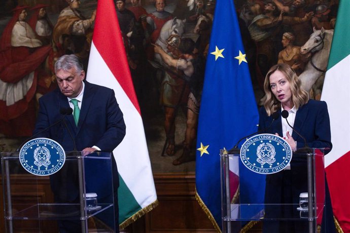 La primera ministra de Italia, Giorgia Meloni (derecha), y su homólogo húngaro, Viktor Orbán (izquierda)