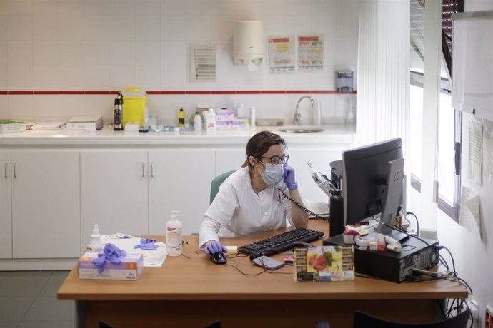 Archivo - Una doctora en un consultorio médico local ubicado en Torrejón de Velasco. Archivo.