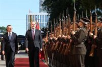 El Rey, recibido por el presidente de Letonia junto a la primera ministra y dos ministros en el inicio de su visita