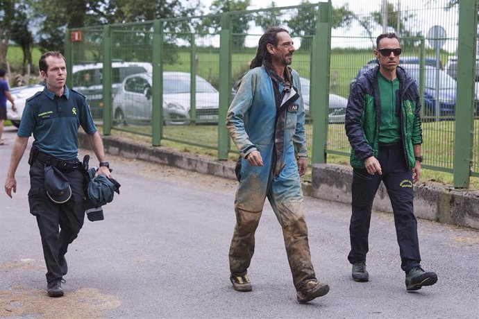 El espeleólogo rescatado llega al Pabellón de La Gándara de Soba