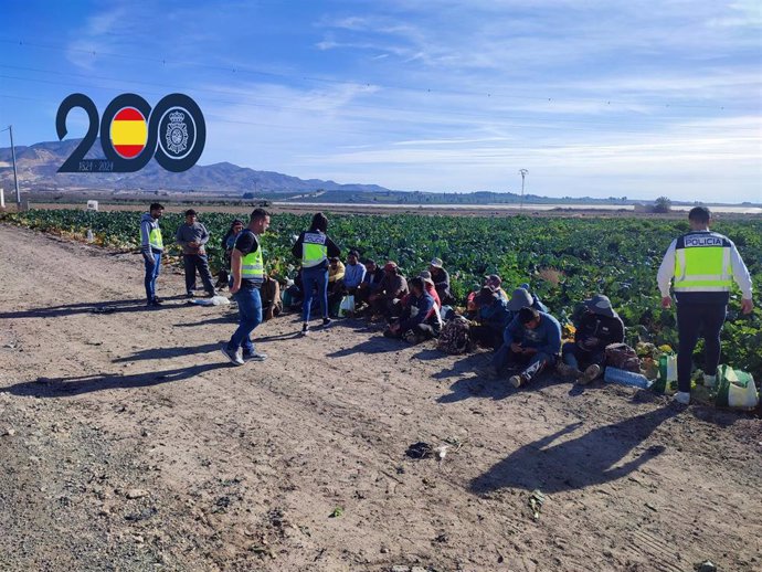 Algunos de los detenidos, junto a una explotación agrícola