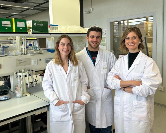 De izquierda a derecha: Mireia Bernabéu Gimeno, Marco Pardo Freire y Pilar Domingo Calap, del Grupo de Virología Ambiental y Biomédica del I2SysBio.