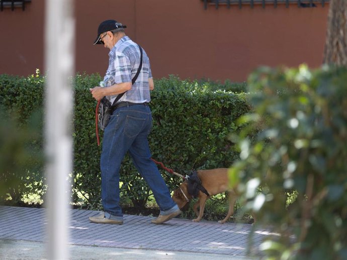 Un hombre camina por la calle