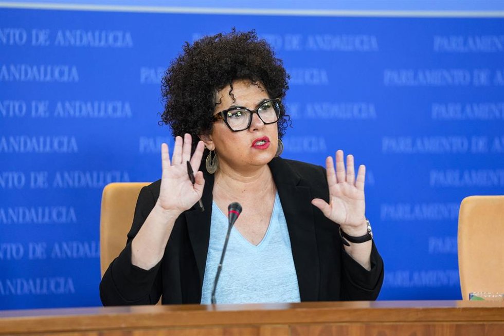 La portavoz adjunta del Grupo Mixto-AdelanteAndalucía, Maribel Mora, en rueda de prensa en el Parlamento andaluz en una imagen de archivo