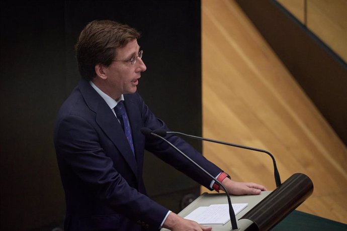 El alcalde de Madrid, José Luis Martínez-Almeida, interviene durante un pleno extraordinario del Ayuntamiento de Madrid, en el Palacio de Cibeles