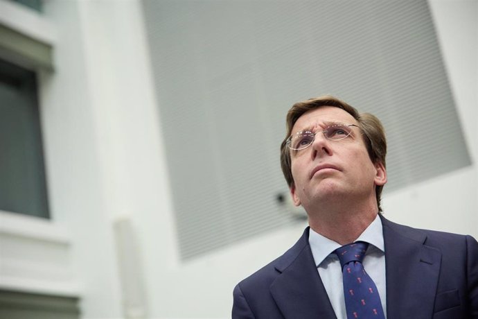 El alcalde de Madrid, José Luis Martínez-Almeida, durante un pleno extraordinario del Ayuntamiento de Madrid, en el Palacio de Cibeles