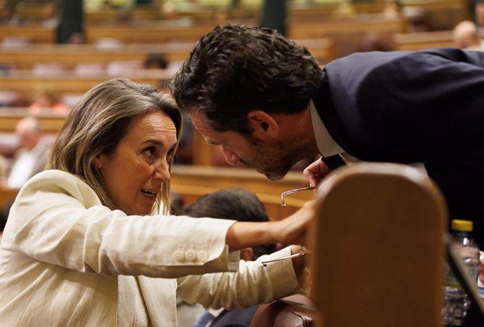 Archivo - La portavoz del PP en el Congreso, Cuca Gamarra y el vicesecretario de Cultura y Sociedad Abierta del Partido Popular y diputado, Borja Sémper, durante una sesión plenaria, en el Congreso de los Diputados, a 21 de septiembre de 2023, en Madrid (