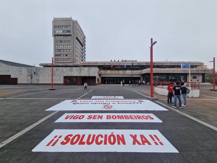 Imagen de pancartas en la Plaza do Rei de Vigo, ante las puertas del Ayuntamiento.