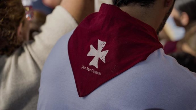 Un joven con un pañuelo de las Fiestas populares de Sant Joan de Ciutadella, a 23 de junio de 2024, en Menorca, Islas Baleares (España).