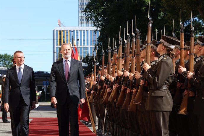 El Rey Felipe VI al ser recibido por el presidente de Letonia, Edgar Rinkevics, en el Castillo de Riga.