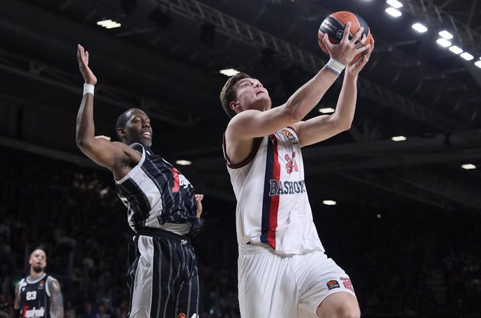 Archivo - Maik Kotsar intenta una canasta en un partido del Baskonia