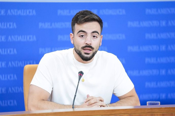 El portavoz adjunto del Grupo Por Andalucía, José Manuel Gómez Jurado, durante la ronda de ruedas de prensa de portavoces de los grupos parlamentarios en el Parlamento de Andalucía, a 25 de junio de 2024 en Sevilla (Andalucía, España)