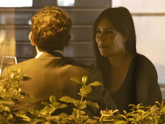 Albert Rivera y Begoña Villacís cenando en una terraza de Madrid