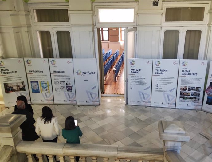 La exposición itinerante del 25 aniversario del proyecto InterAulas ha recorrido 13 centros educativos