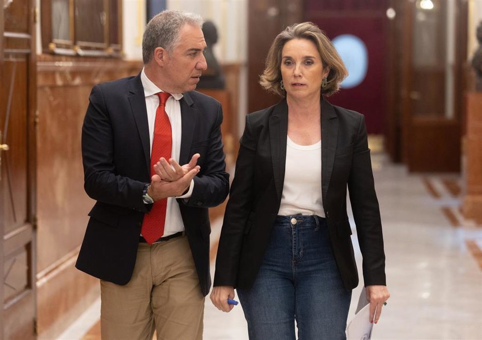 El vicesecretario de Coordinación Autonómica y Local del PP, Elías Bendodo y la secretaria general del PP, Cuca Gamarra, a su llegada a una rueda de prensa, en el Congreso de los Diputados, a 19 de junio de 2024, en Madrid (España). La comparecencia ha